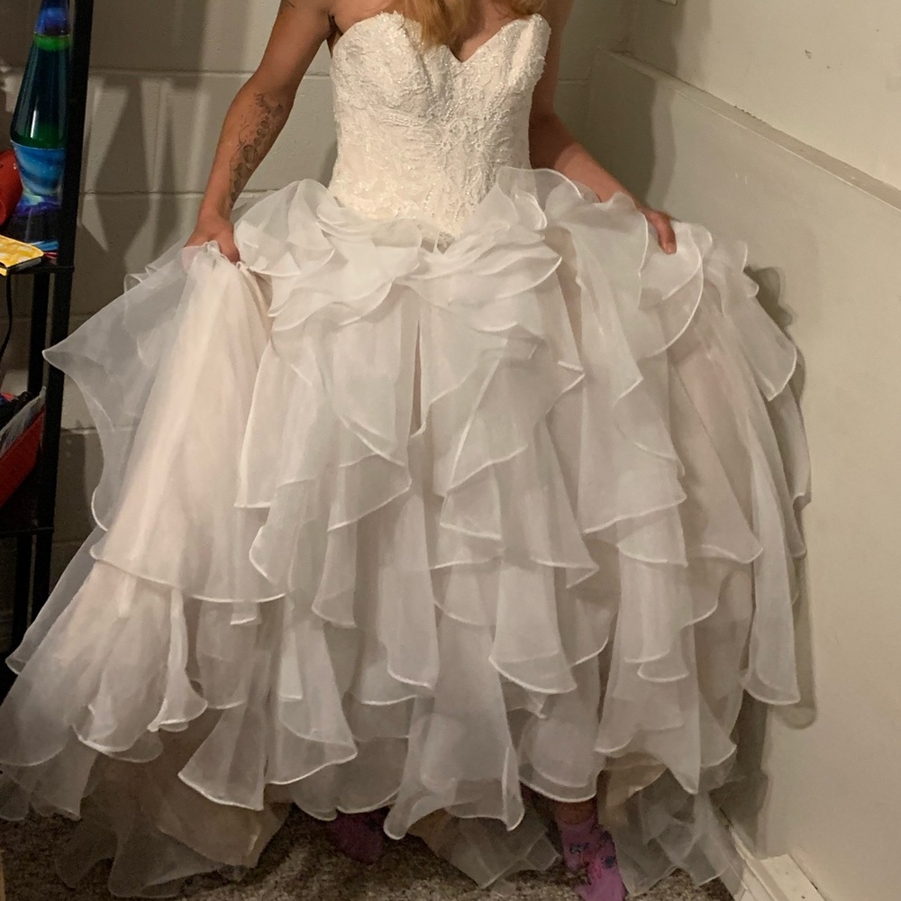 Size 6 wedding dress, veil and blush